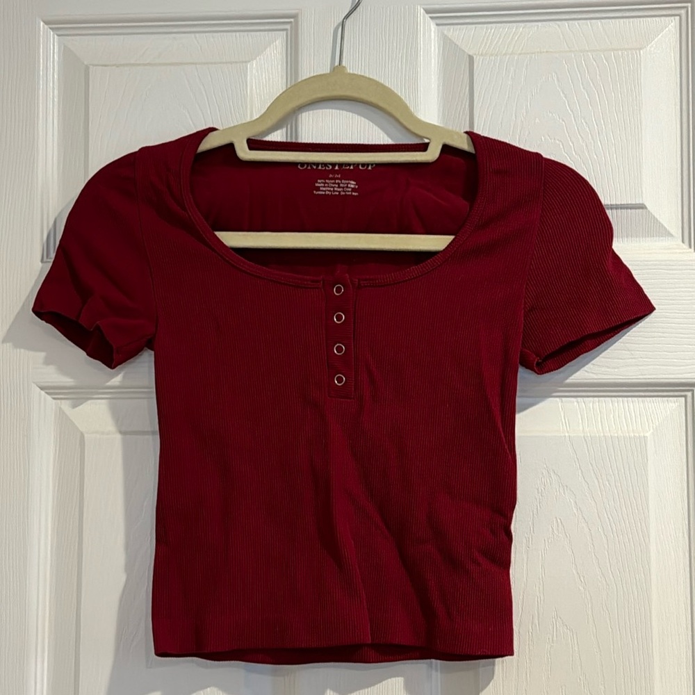 Crop Top with Scoop Neck
Women’s S/M burgundy